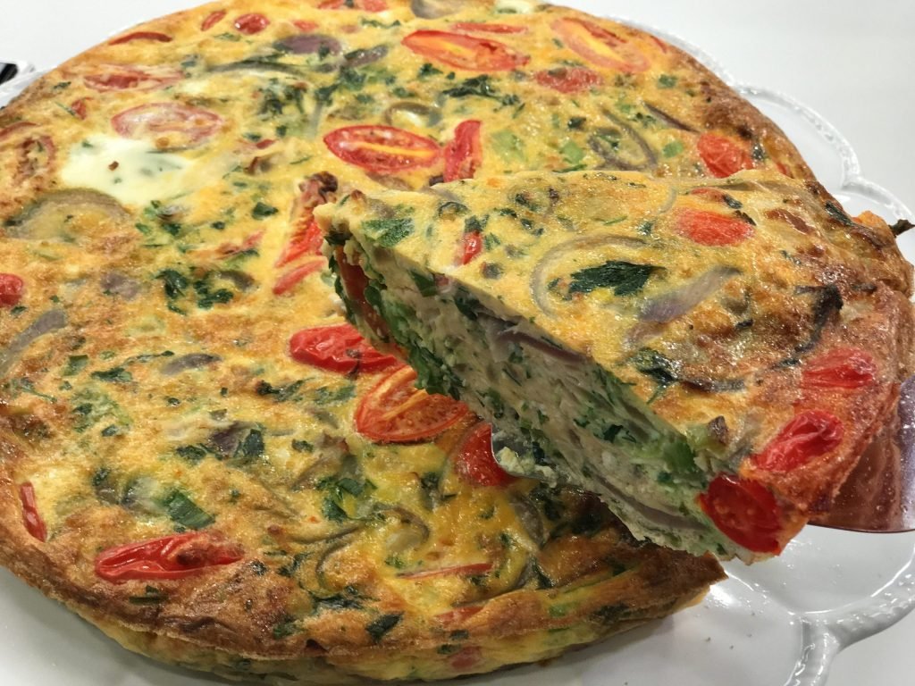 Αφράτη ομελέτα τύπου tortilla με μαϊντανό και τοματίνια, ελαφριά και μυρωδάτη για πρωινό ή brunch