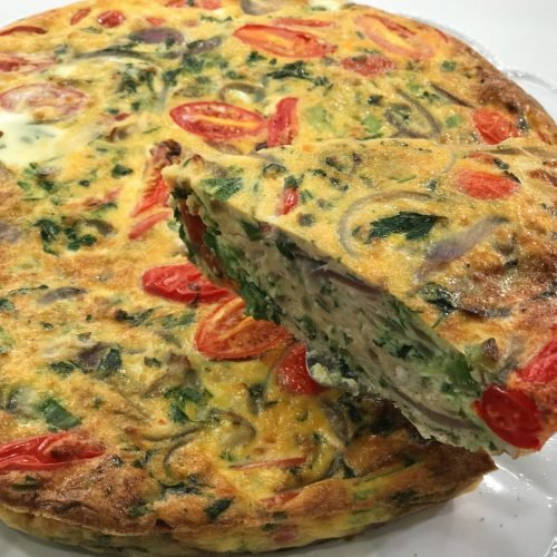 Αφράτη ομελέτα τύπου tortilla με μαϊντανό και τοματίνια, ελαφριά και μυρωδάτη για πρωινό ή brunch