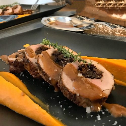 Χοιρινό ψαρονέφρι με δαμάσκηνα και βελούδινο πουρέ γλυκοπατάτας, γλυκόξινες πινελιές σε ζουμερή σάρκα