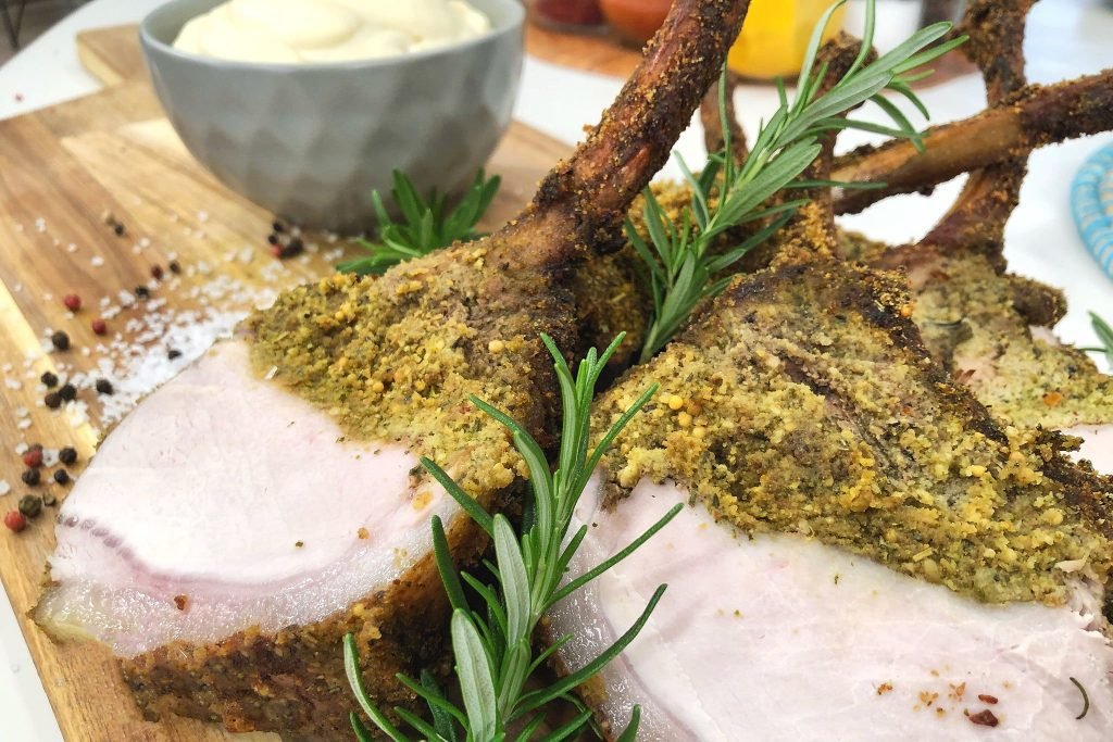 Χοιρινό καρέ με βελούδινο πουρέ σελινόριζας και γλυκόξινη σάλτσα σύκου, ένα κομψό γιορτινό πιάτο