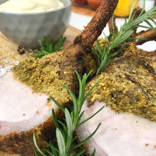 Χοιρινό καρέ με βελούδινο πουρέ σελινόριζας και γλυκόξινη σάλτσα σύκου, ένα κομψό γιορτινό πιάτο