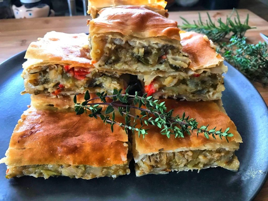 Νηστίσιμη πατατόπιτα με μυρωδικά, τραγανή απ έξω και μαλακή μέσα, αρωματική και χορταστική
