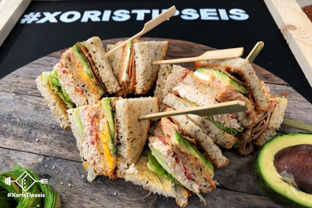 Club sandwich σε πολλές τραγανές στρώσεις, χορταστικό και ιδανικό για ένα γρήγορο γεύμα