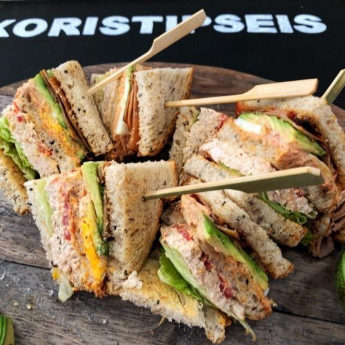 Club sandwich σε πολλές τραγανές στρώσεις, χορταστικό και ιδανικό για ένα γρήγορο γεύμα