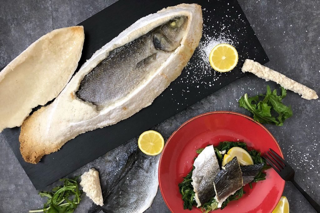 Ψάρι ψημένο σε κρούστα αλατιού με φρέσκα χόρτα, ζουμερό και αρωματικό στο πιάτο