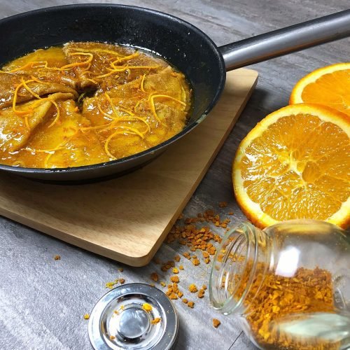 Crêpes Suzette, λεπτές κρέπες φλαμπέ σε σάλτσα πορτοκαλιού, ένα κλασικό γαλλικό επιδόρπιο στο πιάτο