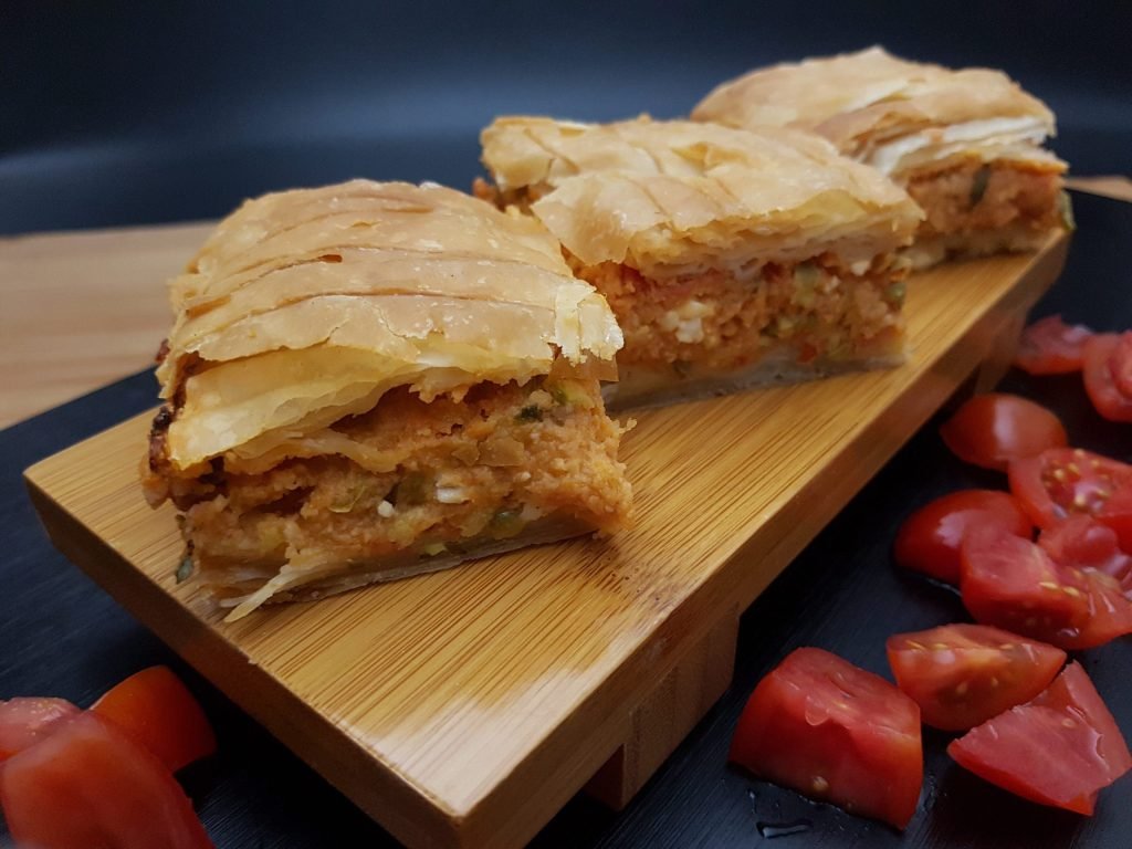 Τοματόπιτα με ζουμερές τομάτες σε τραγανό φύλλο, ρουστίκ και γεμάτη καλοκαιρινά αρώματα