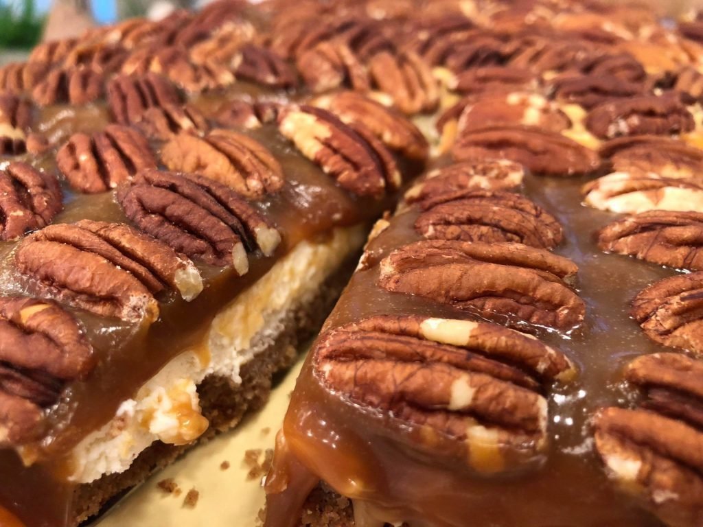 Κρεμώδες cheesecake με butterscotch και τραγανές πεκάν, πλούσιο βουτυράτο επιδόρπιο