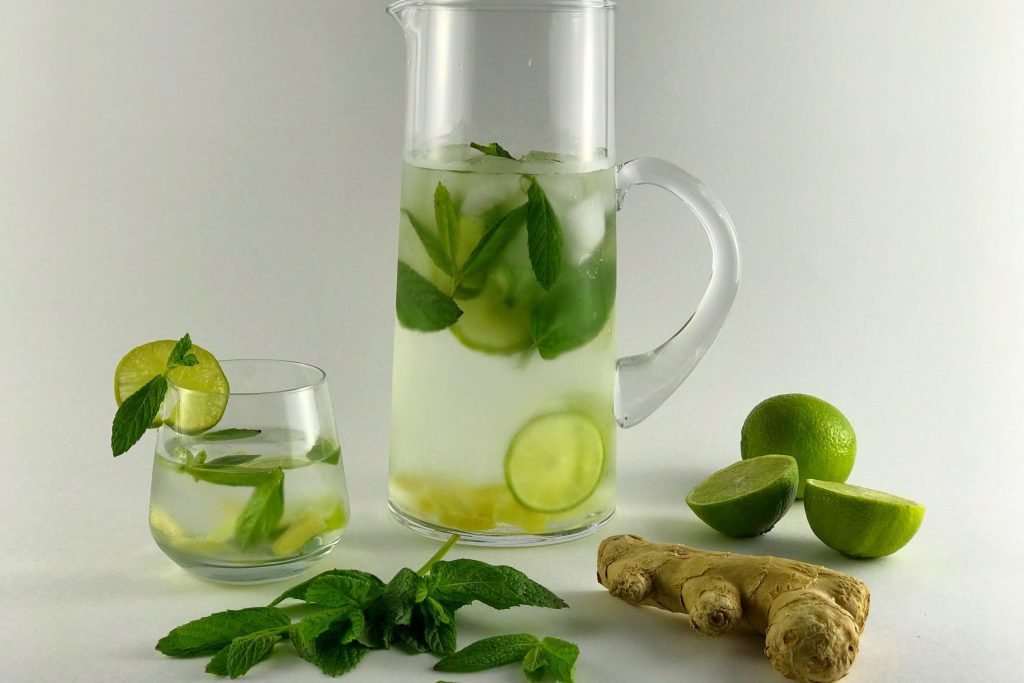 Αποτοξινωτικό νερό με τζίντζερ, lime και δροσερό δυόσμο, αναζωογονητικό και δροσιστικό