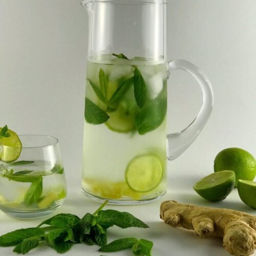 Αποτοξινωτικό νερό με τζίντζερ, lime και δροσερό δυόσμο, αναζωογονητικό και δροσιστικό