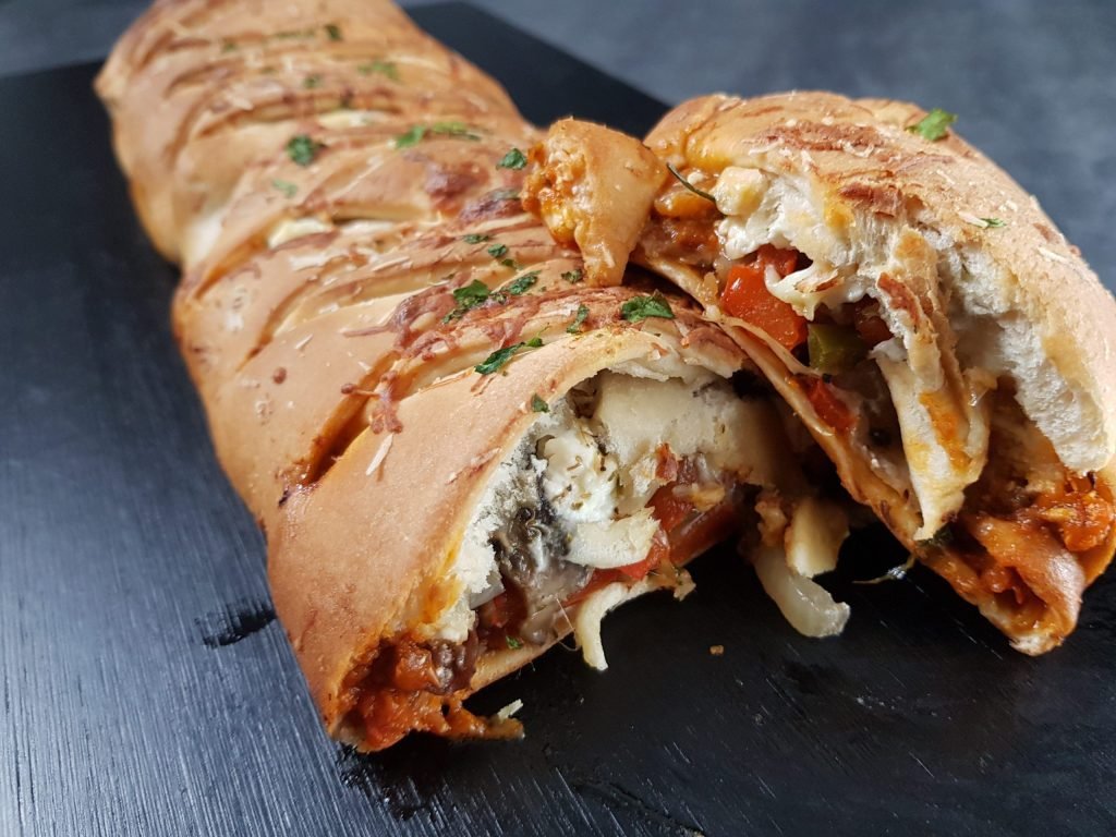 Μεσογειακό calzone με τραγανή ζύμη και ζουμερά λαχανικά, χορταστικό και αρωματικό