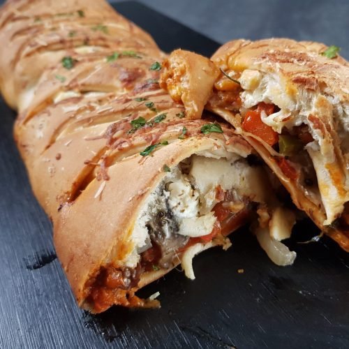 Μεσογειακό calzone με τραγανή ζύμη και ζουμερά λαχανικά, χορταστικό και αρωματικό