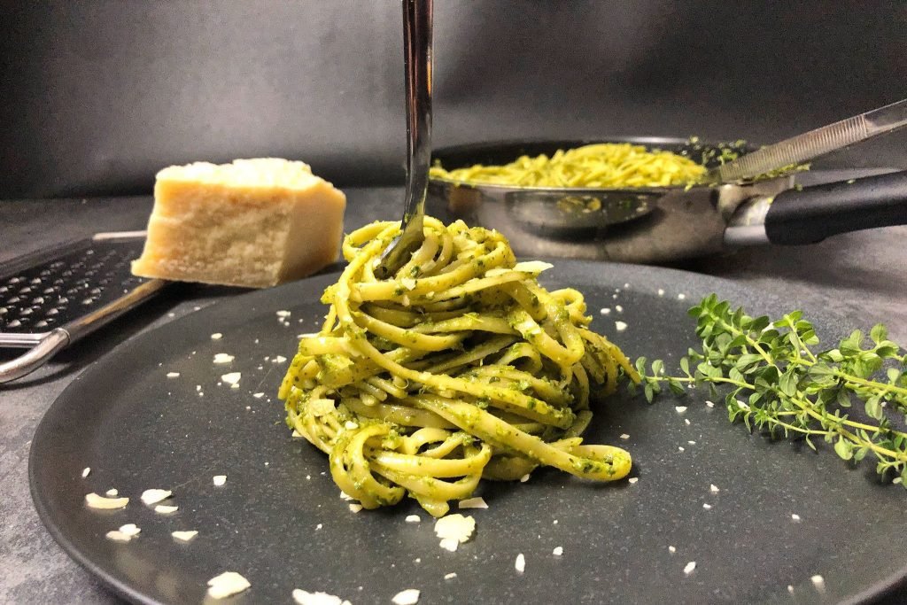 Linguini με αρωματικό πέστο θυμαριού που τυλίγει κάθε κλωστή, ένα γρήγορο μεσογειακό πιάτο