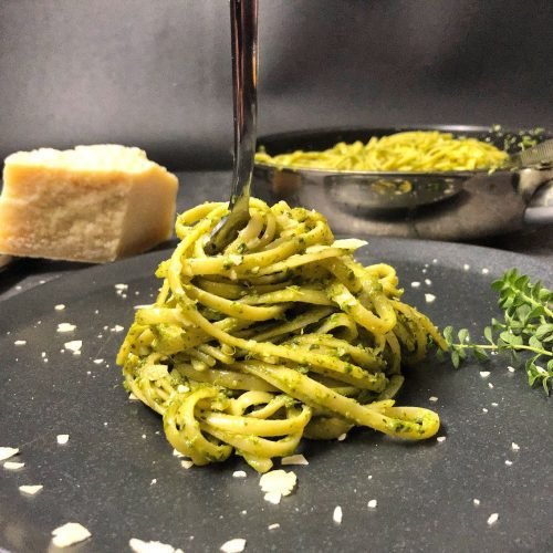 Linguini με αρωματικό πέστο θυμαριού που τυλίγει κάθε κλωστή, ένα γρήγορο μεσογειακό πιάτο