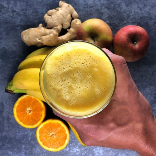 Smoothie ενέργειας με τζίντζερ και μπανάνα, δροσερό και τονωτικό ρόφημα σε ποτήρι