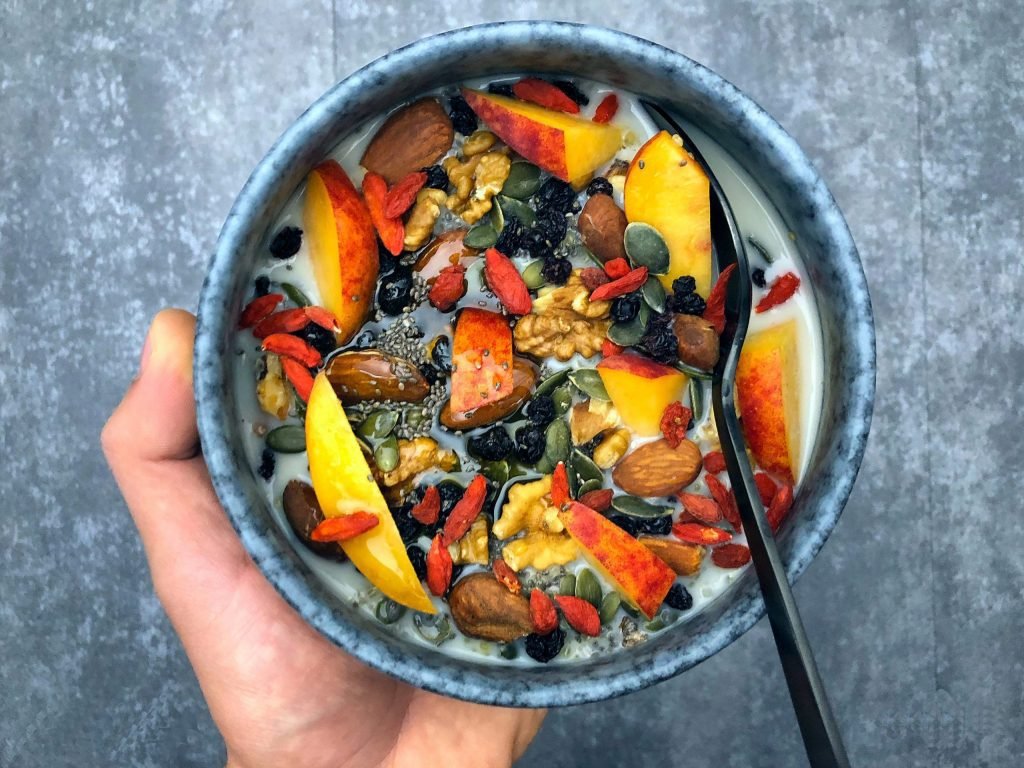 Healthy bowl με κινόα και superfoods, χρωματιστό και θρεπτικό ισορροπημένο γεύμα