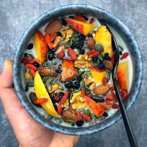 Healthy bowl με κινόα και superfoods, χρωματιστό και θρεπτικό ισορροπημένο γεύμα