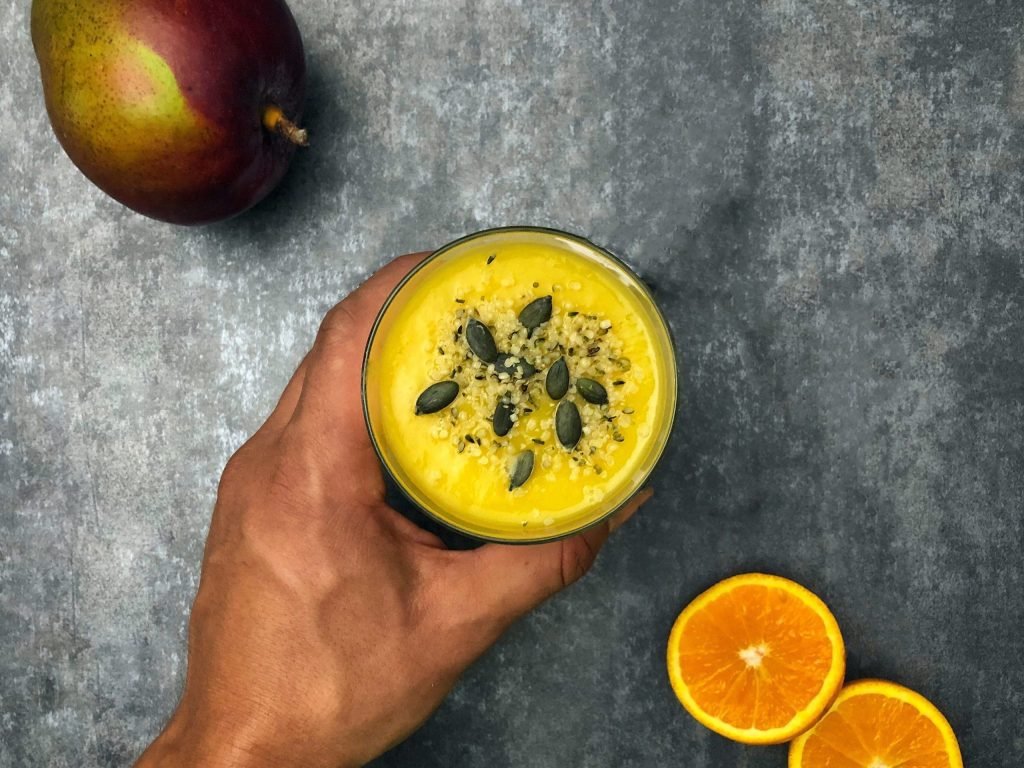 Smoothie ενέργειας με μάνγκο και μπανάνα, δροσερό και θρεπτικό ρόφημα σε ποτήρι