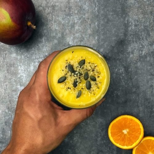 Smoothie ενέργειας με μάνγκο και μπανάνα, δροσερό και θρεπτικό ρόφημα σε ποτήρι