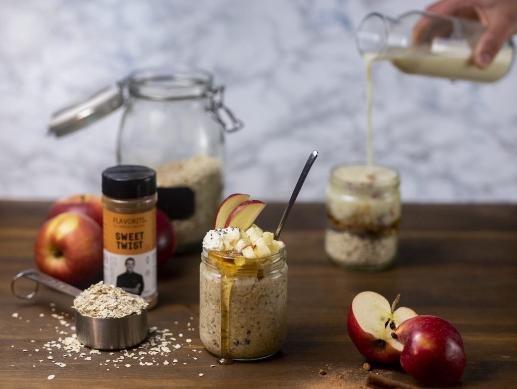 Overnight oats με γεύση μηλόπιτας, βρώμη με μήλο έτοιμη για ένα εύκολο πρωινό