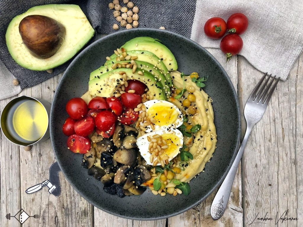 Hummus bowl με κρεμώδες χούμους και φρέσκα υλικά, χορταστικό και θρεπτικό γεύμα