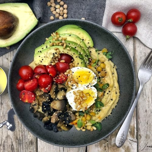 Hummus bowl με κρεμώδες χούμους και φρέσκα υλικά, χορταστικό και θρεπτικό γεύμα