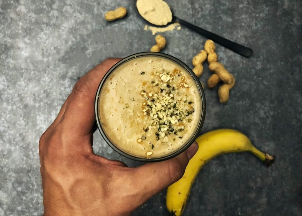 Δυναμωτικό smoothie με maca, βελούδινο και θρεπτικό ρόφημα ιδανικό μετά την προπόνηση