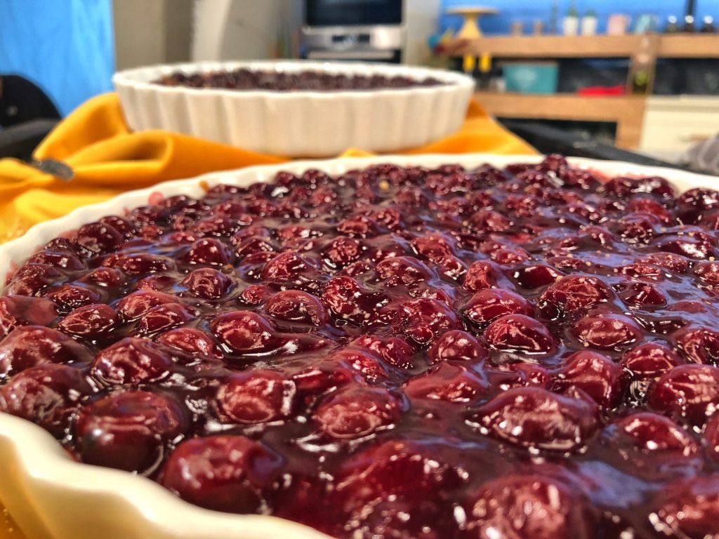 Βελούδινο cheesecake με βύσσινο, δροσερό και ισορροπημένο επιδόρπιο σε μερίδα