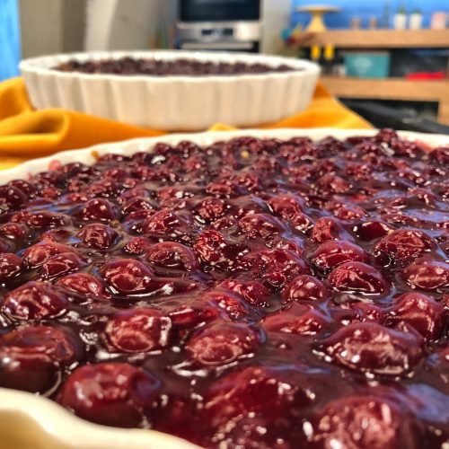 Βελούδινο cheesecake με βύσσινο, δροσερό και ισορροπημένο επιδόρπιο σε μερίδα