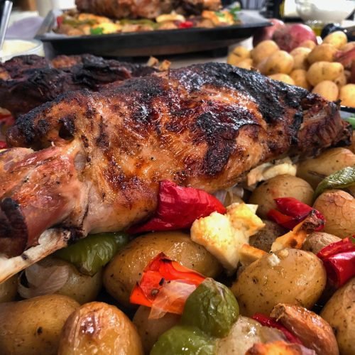 Αρνίσιο μπούτι με πατάτες και φέτα στο φούρνο, ψημένο αργά μέχρι να λιώνει