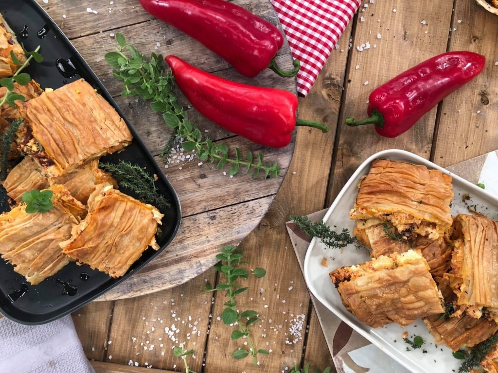 Γρήγορη πίτα με φέτα, ελιές και μυρωδικά, αρμυρή και αρωματική, κομμένη σε κομμάτι