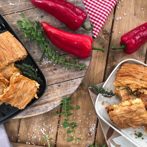 Γρήγορη πίτα με φέτα, ελιές και μυρωδικά, αρμυρή και αρωματική, κομμένη σε κομμάτι