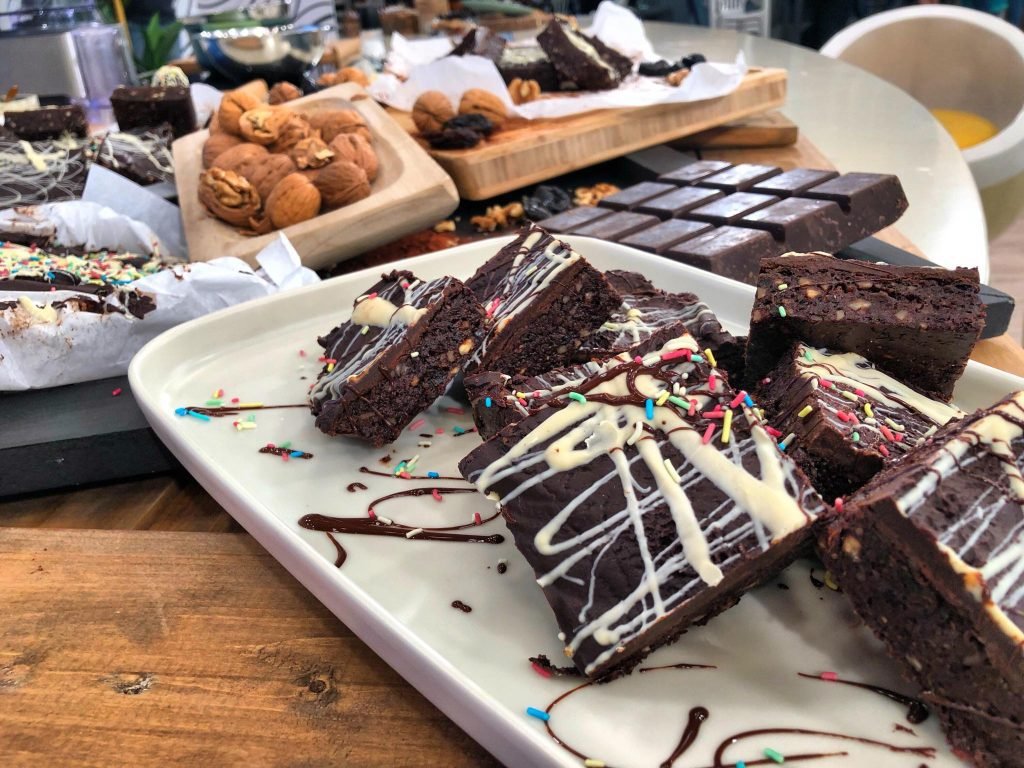 Healthy brownies χωρίς ψήσιμο, πυκνά και σοκολατένια, κομμένα σε τετράγωνα κομμάτια