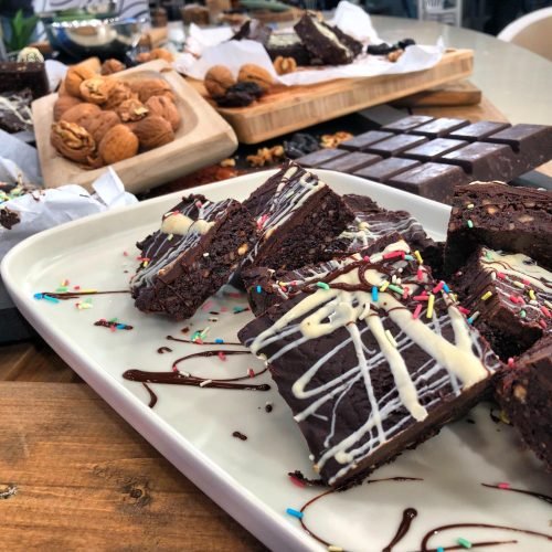 Healthy brownies χωρίς ψήσιμο, πυκνά και σοκολατένια, κομμένα σε τετράγωνα κομμάτια