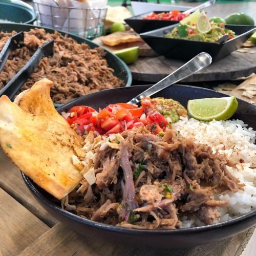 Pulled pork που ξεφτίζει από τρυφερότητα, σερβιρισμένο με ρύζι και δροσερό guacamole