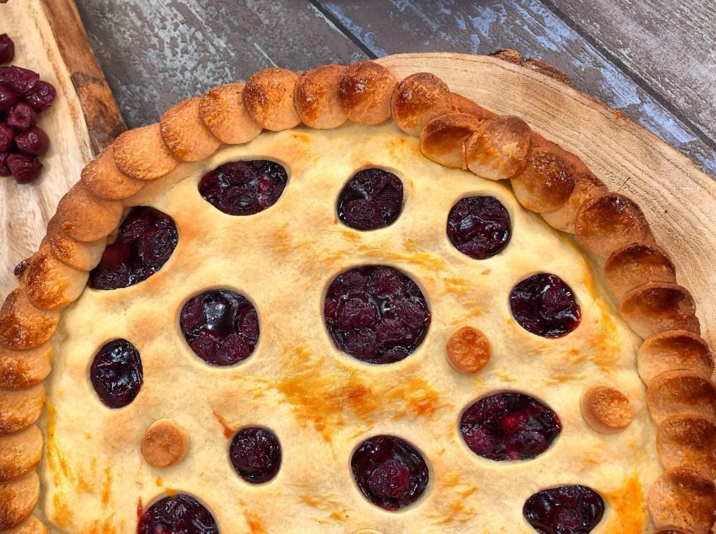 Πάστα φλώρα με σπιτική μαρμελάδα βύσσινο σε θρυμματιστή ζύμη, κομμένη σε μερίδα