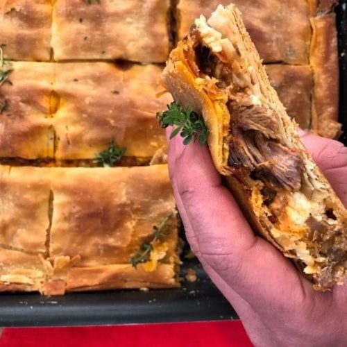 Κρεατόπιτα με χορταστική γέμιση κιμά και μανιτάρια, με τραγανό φύλλο και ζουμερή καρδιά, σε μερίδα