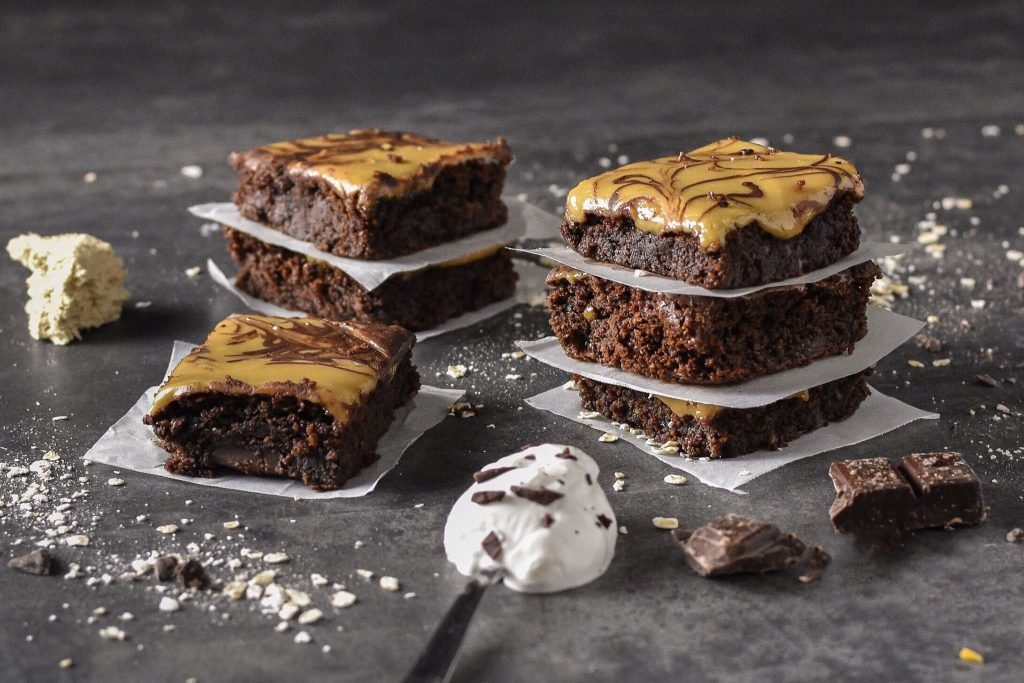 Healthy brownies με πυκνή σοκολατένια υφή και επικάλυψη χαλβά με ταχίνι, σε μπουκιές