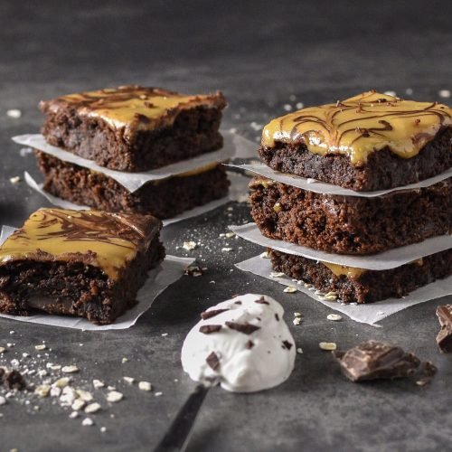 Healthy brownies με πυκνή σοκολατένια υφή και επικάλυψη χαλβά με ταχίνι, σε μπουκιές