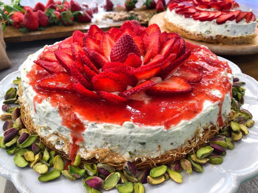 Cheesecake με τραγανό χρυσαφένιο καταΐφι και δροσερό κουλί φράουλας, σερβιρισμένο σε μερίδα