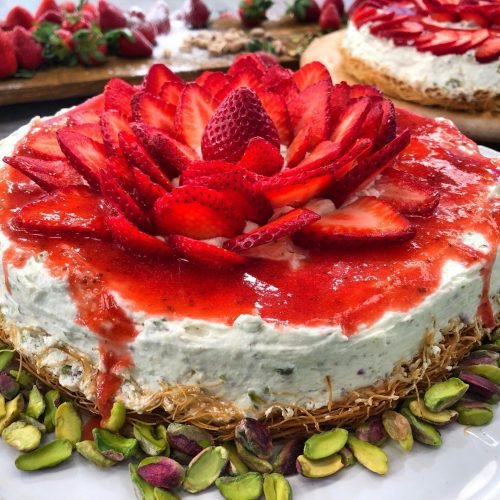 Cheesecake με τραγανό χρυσαφένιο καταΐφι και δροσερό κουλί φράουλας, σερβιρισμένο σε μερίδα