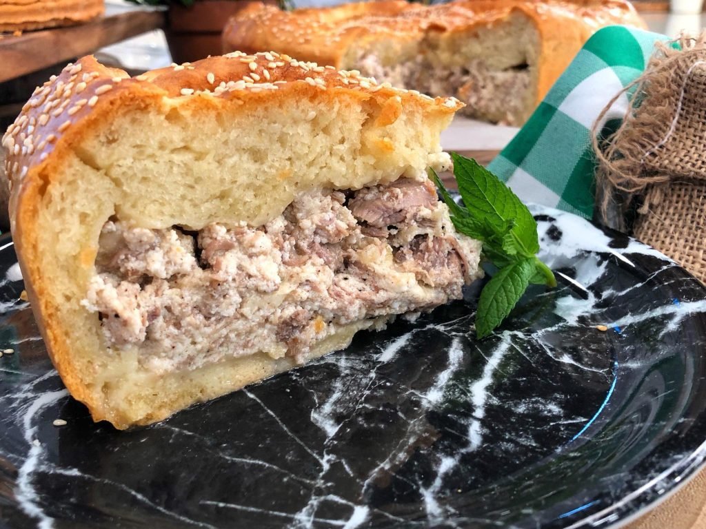 Χανιώτικη κρεατότουρτα, παραδοσιακή κρητική συνταγή με πλούσια γέμιση κρέατος και μυζήθρας σε ζύμη
