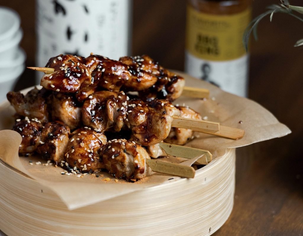 Yakitori με γυαλιστερό γλάσο τεριγιάκι, ζουμερές καραμελωμένες μπουκιές κοτόπουλου σε σουβλάκι