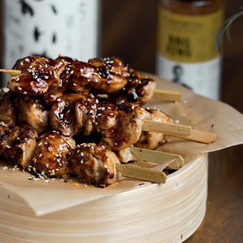 Yakitori με γυαλιστερό γλάσο τεριγιάκι, ζουμερές καραμελωμένες μπουκιές κοτόπουλου σε σουβλάκι