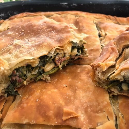 Αρωματική πίτα με αρνάκι και πράσινα λαχανικά, με τη ζύμη να αγκαλιάζει το μυρωδάτο κρέας
