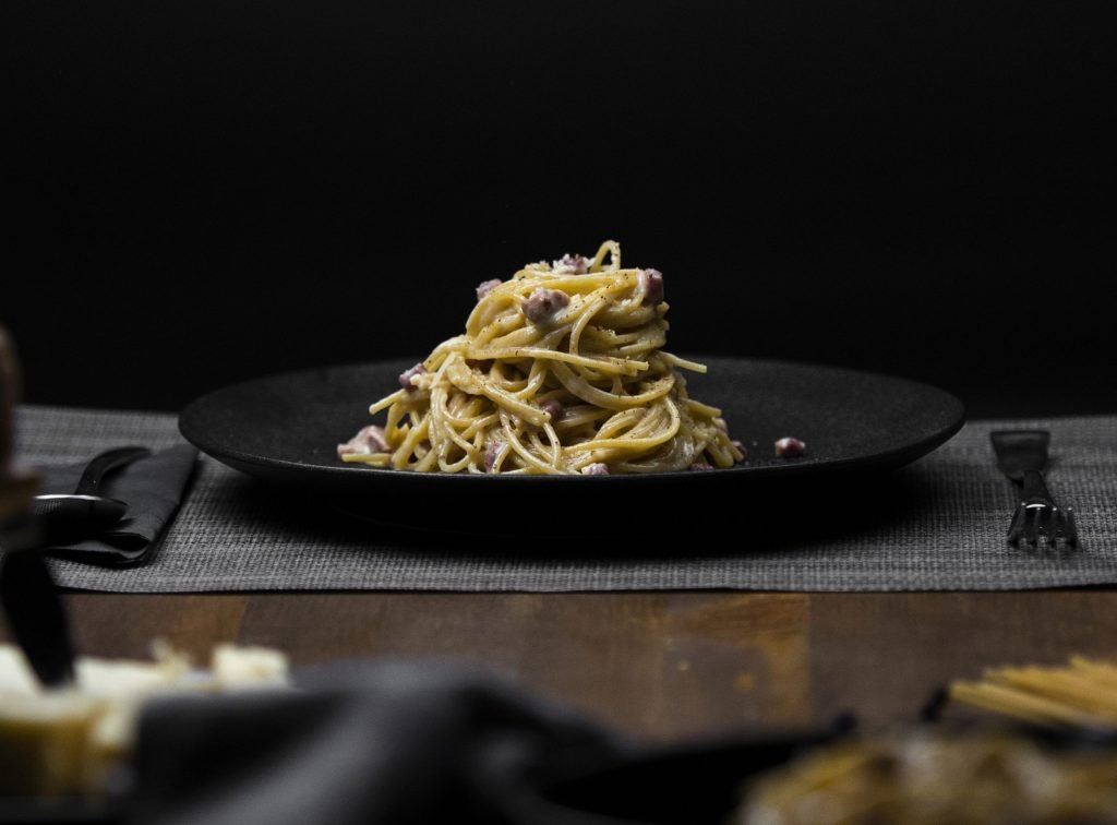 Αυθεντική ιταλική carbonara με αυγά, τυρί και pancetta σε βελούδινη κρέμα, χωρίς κρέμα γάλακτος