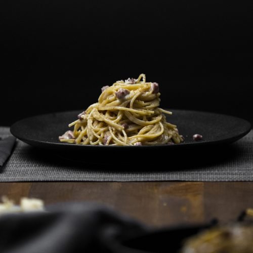 Αυθεντική ιταλική carbonara με αυγά, τυρί και pancetta σε βελούδινη κρέμα, χωρίς κρέμα γάλακτος