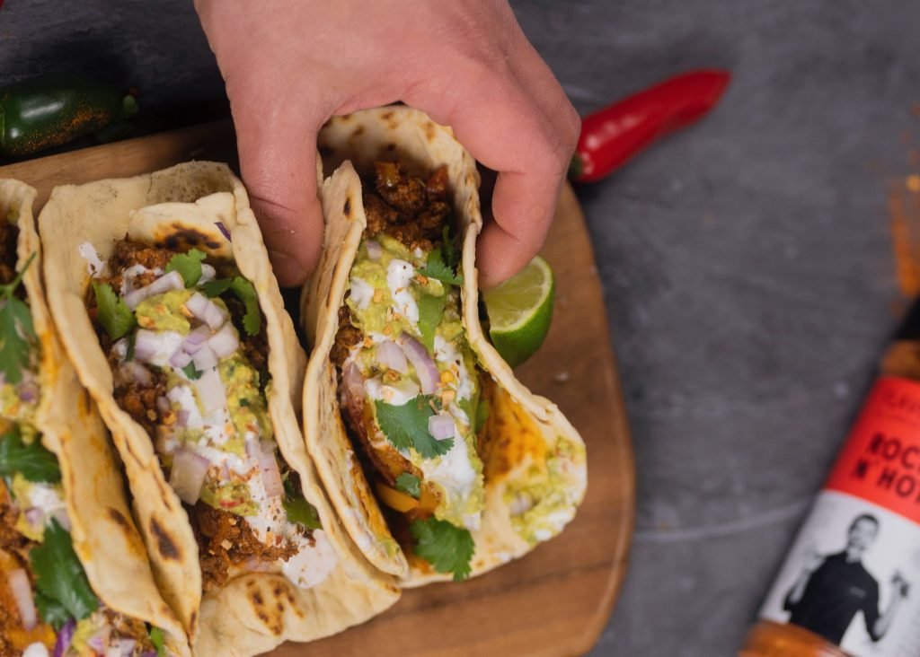 Tacos με ζουμερό κιμά, κρεμώδες guacamole και δροσερή σάλτσα γιαουρτιού, έτοιμα για κάθε μπουκιά