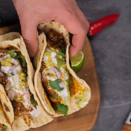 Tacos με ζουμερό κιμά, κρεμώδες guacamole και δροσερή σάλτσα γιαουρτιού, έτοιμα για κάθε μπουκιά