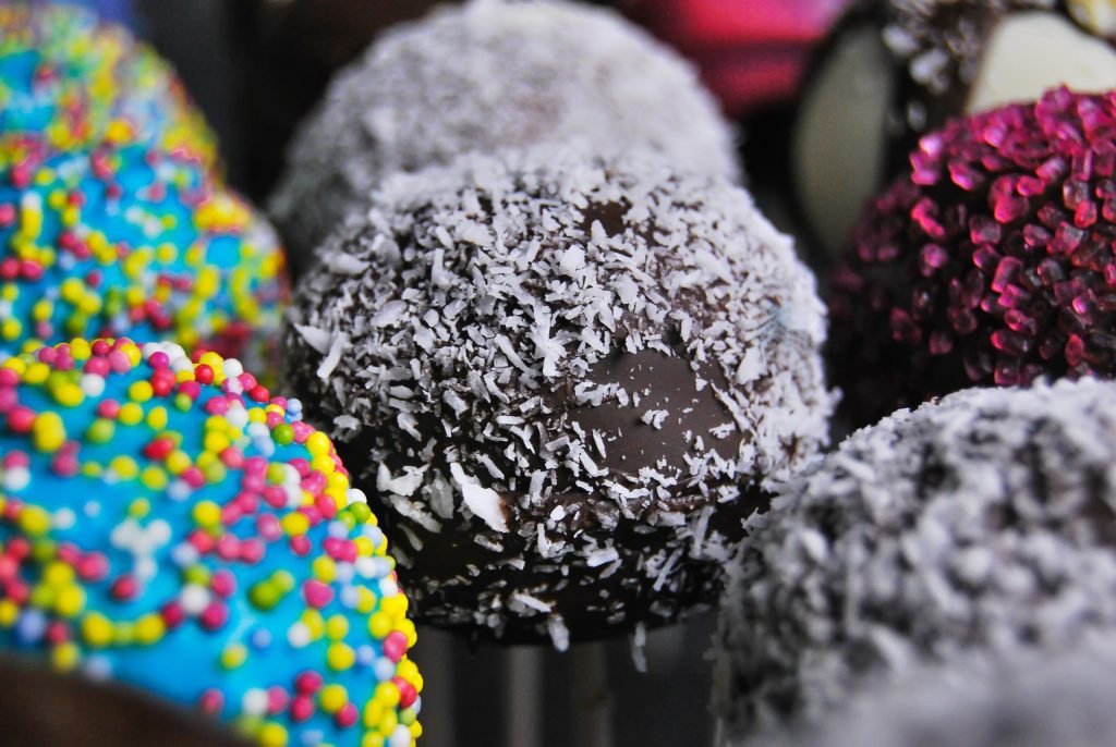 Cake pops, μικρές μπουκιές κέικ με σοκολατένια επικάλυψη πάνω σε ξυλάκι, ιδανικά για πάρτι